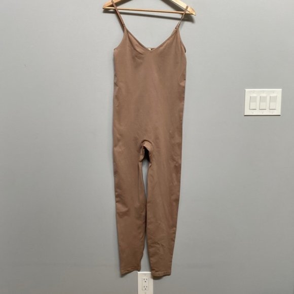 ❗️SOLD❗️Aritzia The Group by Babaton Clay Aerial Seamless Jumpsuit Size L - Picture 2 of 7